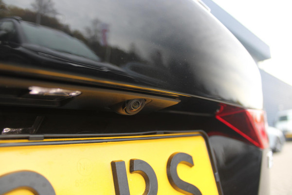 Volvo V60 Cross Country 2.0 B5 250PK CROSSCOUNTRY AWD Ultimate AWD (VIERWIELAANDRIJVING) | PANORAMISCH SCHUIF/KANTELDAK | PARKEERVERWARMING MET TIMER (STANDKACHEL) | MORITZ LEDEREN BEKLEDING MET COMFORTSTOELEN EN DUAL TONE LEDEREN STUURWIEL | ELEKTRISCH VERSTELBARE VOORSTOELEN MET GEHEUGEN OP BEIDE STOELEN | STOEL, STUUR EN ACHTERBANKVERWARMING | PREMIUM AUDIO BY HARMAN KARDON | ADAPTIEVE FULL LED KOPLAMPEN | LED MISTLAMPEN |VERLICHTINGS PACK 2 | INTELSAFE SURROUND | PARK ASSIST "VISIUAL PARK ASSIST" INCL. 360° VIEW | ROESTVRIJSTALEN SIDE SCUFF PLATES MET ''CROSS COUNTRY" INSCIP