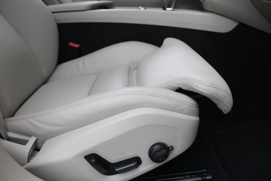 Volvo V60 Cross Country 2.0 B5 250PK CROSSCOUNTRY AWD Ultimate AWD (VIERWIELAANDRIJVING) | PANORAMISCH SCHUIF/KANTELDAK | PARKEERVERWARMING MET TIMER (STANDKACHEL) | MORITZ LEDEREN BEKLEDING MET COMFORTSTOELEN EN DUAL TONE LEDEREN STUURWIEL | ELEKTRISCH VERSTELBARE VOORSTOELEN MET GEHEUGEN OP BEIDE STOELEN | STOEL, STUUR EN ACHTERBANKVERWARMING | PREMIUM AUDIO BY HARMAN KARDON | ADAPTIEVE FULL LED KOPLAMPEN | LED MISTLAMPEN |VERLICHTINGS PACK 2 | INTELSAFE SURROUND | PARK ASSIST "VISIUAL PARK ASSIST" INCL. 360° VIEW | ROESTVRIJSTALEN SIDE SCUFF PLATES MET ''CROSS COUNTRY" INSCIP