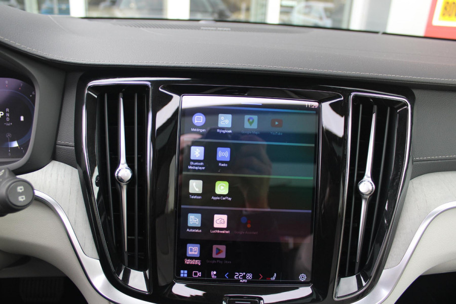 Volvo V60 Cross Country 2.0 B5 250PK CROSSCOUNTRY AWD Ultimate AWD (VIERWIELAANDRIJVING) | PANORAMISCH SCHUIF/KANTELDAK | PARKEERVERWARMING MET TIMER (STANDKACHEL) | MORITZ LEDEREN BEKLEDING MET COMFORTSTOELEN EN DUAL TONE LEDEREN STUURWIEL | ELEKTRISCH VERSTELBARE VOORSTOELEN MET GEHEUGEN OP BEIDE STOELEN | STOEL, STUUR EN ACHTERBANKVERWARMING | PREMIUM AUDIO BY HARMAN KARDON | ADAPTIEVE FULL LED KOPLAMPEN | LED MISTLAMPEN |VERLICHTINGS PACK 2 | INTELSAFE SURROUND | PARK ASSIST "VISIUAL PARK ASSIST" INCL. 360° VIEW | ROESTVRIJSTALEN SIDE SCUFF PLATES MET ''CROSS COUNTRY" INSCIP