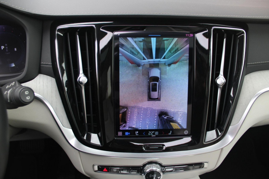 Volvo V60 Cross Country 2.0 B5 250PK CROSSCOUNTRY AWD Ultimate AWD (VIERWIELAANDRIJVING) | PANORAMISCH SCHUIF/KANTELDAK | PARKEERVERWARMING MET TIMER (STANDKACHEL) | MORITZ LEDEREN BEKLEDING MET COMFORTSTOELEN EN DUAL TONE LEDEREN STUURWIEL | ELEKTRISCH VERSTELBARE VOORSTOELEN MET GEHEUGEN OP BEIDE STOELEN | STOEL, STUUR EN ACHTERBANKVERWARMING | PREMIUM AUDIO BY HARMAN KARDON | ADAPTIEVE FULL LED KOPLAMPEN | LED MISTLAMPEN |VERLICHTINGS PACK 2 | INTELSAFE SURROUND | PARK ASSIST "VISIUAL PARK ASSIST" INCL. 360° VIEW | ROESTVRIJSTALEN SIDE SCUFF PLATES MET ''CROSS COUNTRY" INSCIP