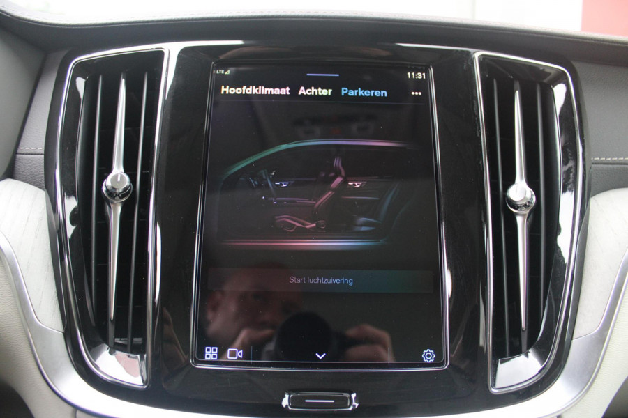 Volvo V60 Cross Country 2.0 B5 250PK CROSSCOUNTRY AWD Ultimate AWD (VIERWIELAANDRIJVING) | PANORAMISCH SCHUIF/KANTELDAK | PARKEERVERWARMING MET TIMER (STANDKACHEL) | MORITZ LEDEREN BEKLEDING MET COMFORTSTOELEN EN DUAL TONE LEDEREN STUURWIEL | ELEKTRISCH VERSTELBARE VOORSTOELEN MET GEHEUGEN OP BEIDE STOELEN | STOEL, STUUR EN ACHTERBANKVERWARMING | PREMIUM AUDIO BY HARMAN KARDON | ADAPTIEVE FULL LED KOPLAMPEN | LED MISTLAMPEN |VERLICHTINGS PACK 2 | INTELSAFE SURROUND | PARK ASSIST "VISIUAL PARK ASSIST" INCL. 360° VIEW | ROESTVRIJSTALEN SIDE SCUFF PLATES MET ''CROSS COUNTRY" INSCIP