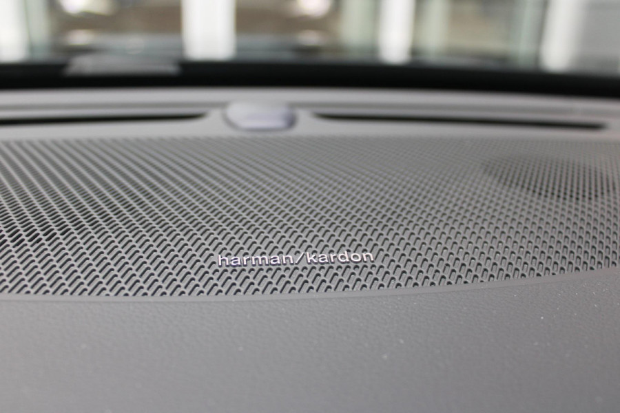 Volvo V60 Cross Country 2.0 B5 250PK CROSSCOUNTRY AWD Ultimate AWD (VIERWIELAANDRIJVING) | PANORAMISCH SCHUIF/KANTELDAK | PARKEERVERWARMING MET TIMER (STANDKACHEL) | MORITZ LEDEREN BEKLEDING MET COMFORTSTOELEN EN DUAL TONE LEDEREN STUURWIEL | ELEKTRISCH VERSTELBARE VOORSTOELEN MET GEHEUGEN OP BEIDE STOELEN | STOEL, STUUR EN ACHTERBANKVERWARMING | PREMIUM AUDIO BY HARMAN KARDON | ADAPTIEVE FULL LED KOPLAMPEN | LED MISTLAMPEN |VERLICHTINGS PACK 2 | INTELSAFE SURROUND | PARK ASSIST "VISIUAL PARK ASSIST" INCL. 360° VIEW | ROESTVRIJSTALEN SIDE SCUFF PLATES MET ''CROSS COUNTRY" INSCIP