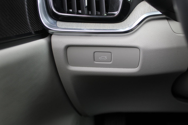 Volvo V60 Cross Country 2.0 B5 250PK CROSSCOUNTRY AWD Ultimate AWD (VIERWIELAANDRIJVING) | PANORAMISCH SCHUIF/KANTELDAK | PARKEERVERWARMING MET TIMER (STANDKACHEL) | MORITZ LEDEREN BEKLEDING MET COMFORTSTOELEN EN DUAL TONE LEDEREN STUURWIEL | ELEKTRISCH VERSTELBARE VOORSTOELEN MET GEHEUGEN OP BEIDE STOELEN | STOEL, STUUR EN ACHTERBANKVERWARMING | PREMIUM AUDIO BY HARMAN KARDON | ADAPTIEVE FULL LED KOPLAMPEN | LED MISTLAMPEN |VERLICHTINGS PACK 2 | INTELSAFE SURROUND | PARK ASSIST "VISIUAL PARK ASSIST" INCL. 360° VIEW | ROESTVRIJSTALEN SIDE SCUFF PLATES MET ''CROSS COUNTRY" INSCIP