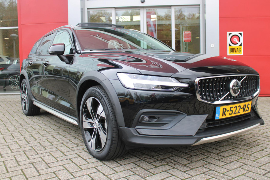 Volvo V60 Cross Country 2.0 B5 250PK CROSSCOUNTRY AWD Ultimate AWD (VIERWIELAANDRIJVING) | PANORAMISCH SCHUIF/KANTELDAK | PARKEERVERWARMING MET TIMER (STANDKACHEL) | MORITZ LEDEREN BEKLEDING MET COMFORTSTOELEN EN DUAL TONE LEDEREN STUURWIEL | ELEKTRISCH VERSTELBARE VOORSTOELEN MET GEHEUGEN OP BEIDE STOELEN | STOEL, STUUR EN ACHTERBANKVERWARMING | PREMIUM AUDIO BY HARMAN KARDON | ADAPTIEVE FULL LED KOPLAMPEN | LED MISTLAMPEN |VERLICHTINGS PACK 2 | INTELSAFE SURROUND | PARK ASSIST "VISIUAL PARK ASSIST" INCL. 360° VIEW | ROESTVRIJSTALEN SIDE SCUFF PLATES MET ''CROSS COUNTRY" INSCIP