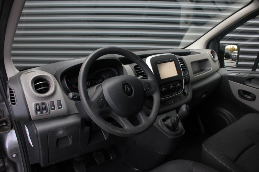 Renault Trafic 2.0 dCi T29 L2H1 Work Edition FULL BLACK / SIDE-BARS / TREKHAAK / NAVIGATIE / VERLAAGD / CRUISE CONTROL / LEDEREN