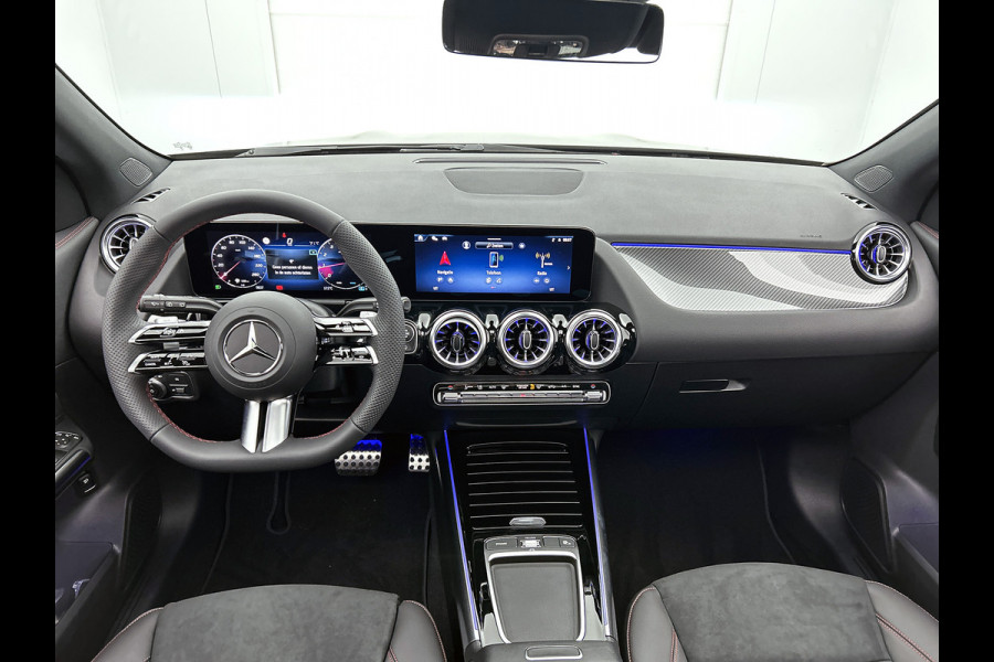 Mercedes-Benz GLA 180 Business Solution AMG | Trekhaak | MULTIBEAM LED | Nightpakket | Panoramaschuifdak | Smartphone Integratie | Keyless-Go comfortpakket | EASY PACK achterklep |