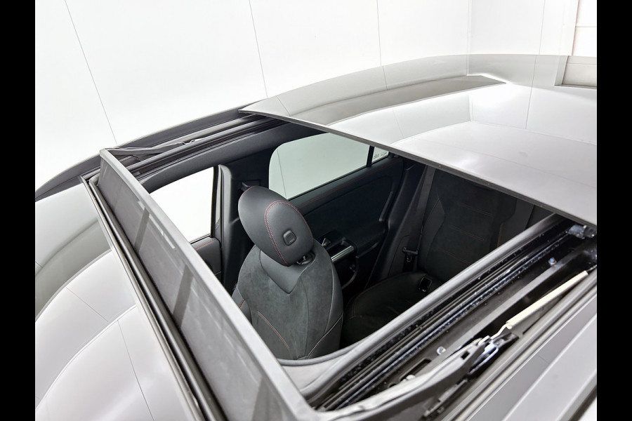 Mercedes-Benz GLA 180 Business Solution AMG | Trekhaak | MULTIBEAM LED | Nightpakket | Panoramaschuifdak | Smartphone Integratie | Keyless-Go comfortpakket | EASY PACK achterklep |