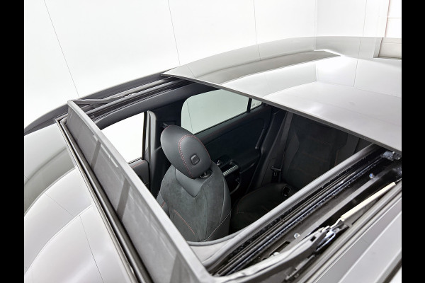 Mercedes-Benz GLA 180 Business Solution AMG | Trekhaak | MULTIBEAM LED | Nightpakket | Panoramaschuifdak | Smartphone Integratie | Keyless-Go comfortpakket | EASY PACK achterklep |