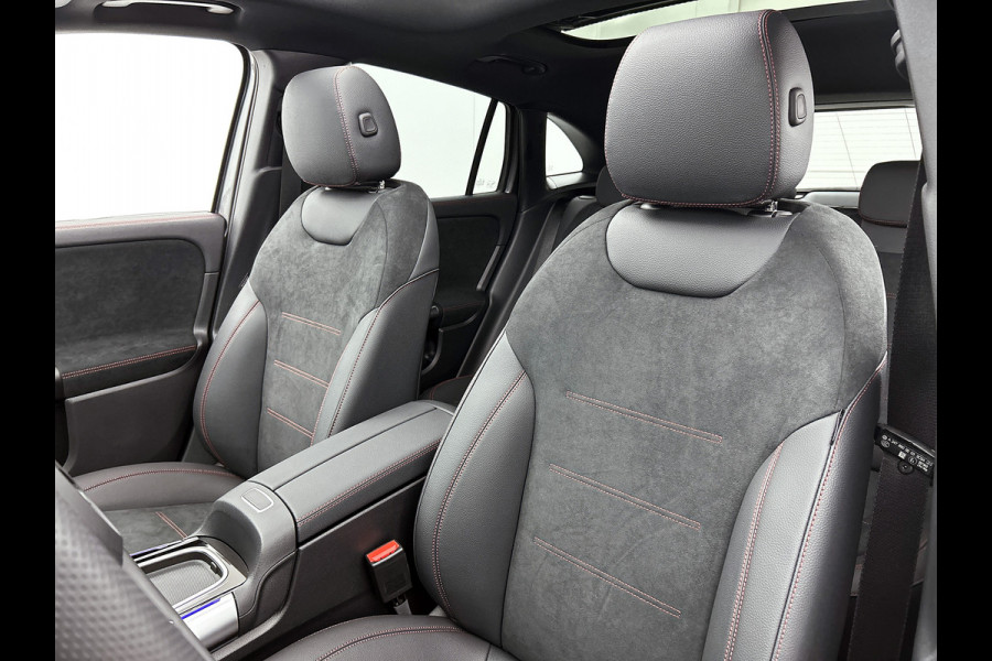 Mercedes-Benz GLA 180 Business Solution AMG | Trekhaak | MULTIBEAM LED | Nightpakket | Panoramaschuifdak | Smartphone Integratie | Keyless-Go comfortpakket | EASY PACK achterklep |