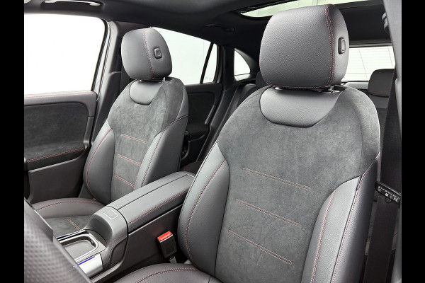 Mercedes-Benz GLA 180 Business Solution AMG | Trekhaak | MULTIBEAM LED | Nightpakket | Panoramaschuifdak | Smartphone Integratie | Keyless-Go comfortpakket | EASY PACK achterklep |