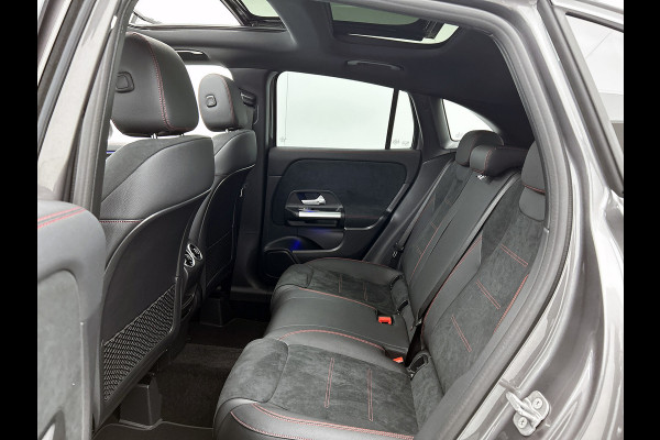 Mercedes-Benz GLA 180 Business Solution AMG | Trekhaak | MULTIBEAM LED | Nightpakket | Panoramaschuifdak | Smartphone Integratie | Keyless-Go comfortpakket | EASY PACK achterklep |