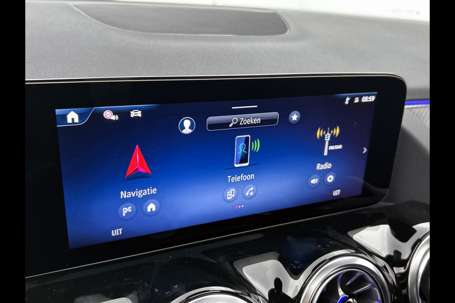 Mercedes-Benz GLA 180 Business Solution AMG | Trekhaak | MULTIBEAM LED | Nightpakket | Panoramaschuifdak | Smartphone Integratie | Keyless-Go comfortpakket | EASY PACK achterklep |