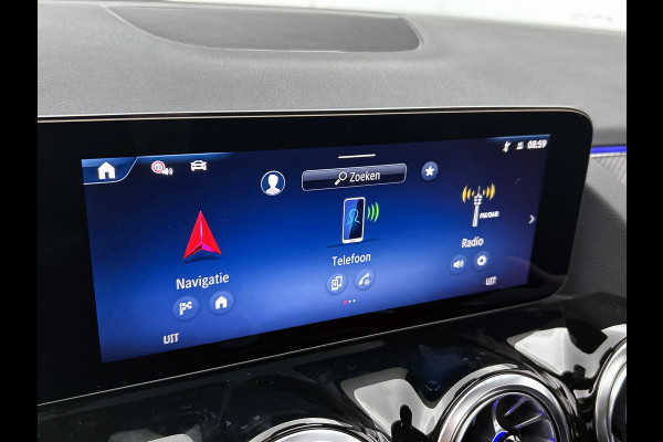 Mercedes-Benz GLA 180 Business Solution AMG | Trekhaak | MULTIBEAM LED | Nightpakket | Panoramaschuifdak | Smartphone Integratie | Keyless-Go comfortpakket | EASY PACK achterklep |