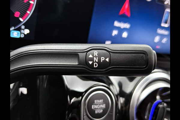 Mercedes-Benz GLA 180 Business Solution AMG | Trekhaak | MULTIBEAM LED | Nightpakket | Panoramaschuifdak | Smartphone Integratie | Keyless-Go comfortpakket | EASY PACK achterklep |