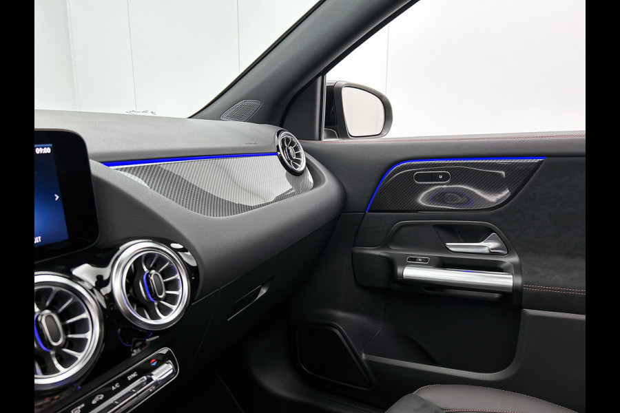 Mercedes-Benz GLA 180 Business Solution AMG | Trekhaak | MULTIBEAM LED | Nightpakket | Panoramaschuifdak | Smartphone Integratie | Keyless-Go comfortpakket | EASY PACK achterklep |