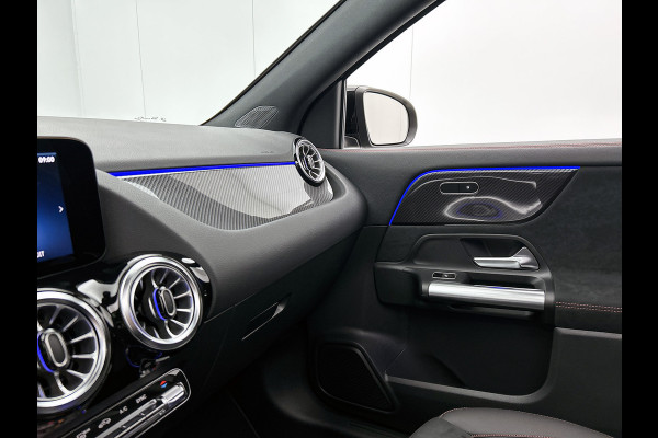 Mercedes-Benz GLA 180 Business Solution AMG | Trekhaak | MULTIBEAM LED | Nightpakket | Panoramaschuifdak | Smartphone Integratie | Keyless-Go comfortpakket | EASY PACK achterklep |