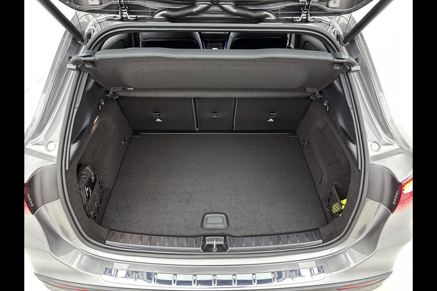 Mercedes-Benz GLA 180 Business Solution AMG | Trekhaak | MULTIBEAM LED | Nightpakket | Panoramaschuifdak | Smartphone Integratie | Keyless-Go comfortpakket | EASY PACK achterklep |