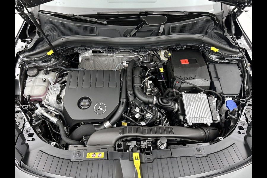 Mercedes-Benz GLA 180 Business Solution AMG | Trekhaak | MULTIBEAM LED | Nightpakket | Panoramaschuifdak | Smartphone Integratie | Keyless-Go comfortpakket | EASY PACK achterklep |