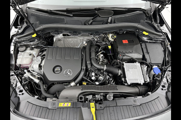 Mercedes-Benz GLA 180 Business Solution AMG | Trekhaak | MULTIBEAM LED | Nightpakket | Panoramaschuifdak | Smartphone Integratie | Keyless-Go comfortpakket | EASY PACK achterklep |