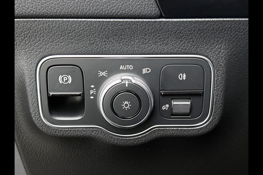 Mercedes-Benz GLA 180 Business Solution AMG | Trekhaak | MULTIBEAM LED | Nightpakket | Panoramaschuifdak | Smartphone Integratie | Keyless-Go comfortpakket | EASY PACK achterklep |