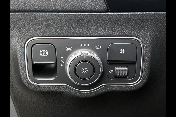 Mercedes-Benz GLA 180 Business Solution AMG | Trekhaak | MULTIBEAM LED | Nightpakket | Panoramaschuifdak | Smartphone Integratie | Keyless-Go comfortpakket | EASY PACK achterklep |