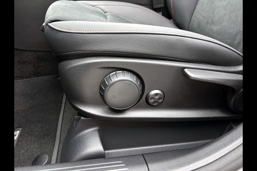 Mercedes-Benz GLA 180 Business Solution AMG | Trekhaak | MULTIBEAM LED | Nightpakket | Panoramaschuifdak | Smartphone Integratie | Keyless-Go comfortpakket | EASY PACK achterklep |