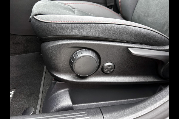 Mercedes-Benz GLA 180 Business Solution AMG | Trekhaak | MULTIBEAM LED | Nightpakket | Panoramaschuifdak | Smartphone Integratie | Keyless-Go comfortpakket | EASY PACK achterklep |