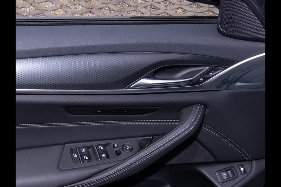 BMW 5 Serie Touring 530e xDrive M-SPORT ** LASER, LEDER, PANORAMA, TREKH, HuD, HiFi, 19-inch LMV ** € 42.750,= onder NP - Ex-BMW AG ** ** INFORMEER OOK NAAR ONZE AANTREKKELIJKE FINANCIAL-LEASE TARIEVEN **