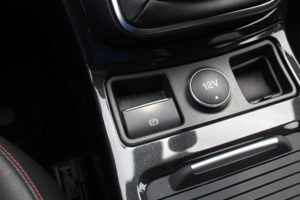 Ford Kuga 1.5 EcoBoost ST Line / Trekhaak / Camera / Leder&Alcantara / CarPlay / Keyless / B&O / 18'' / Navigatie / Dodehoek / DAB / Stoel+Stuurverwarming / Cruise Control