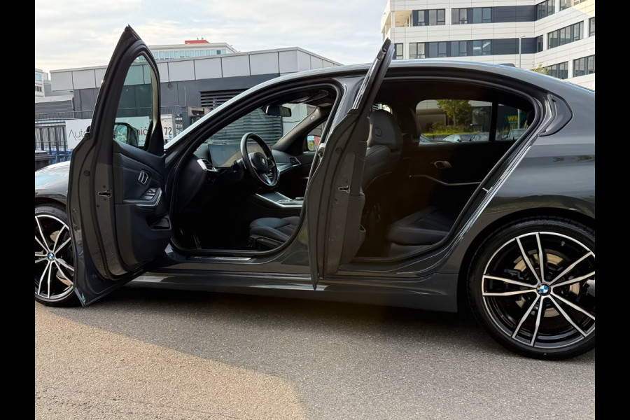 BMW 3-serie 320d xDrive M-SPORT ** LED, NAVI+, HALF-LEDER, HuD, ACC, 19-inch LMV, DRAVIT GRAU ** 1e EIG - UNFALLFREI - BMW GAR ** ** INFORMEER OOK NAAR ONZE AANTREKKELIJKE FINANCIAL-LEASE TARIEVEN **