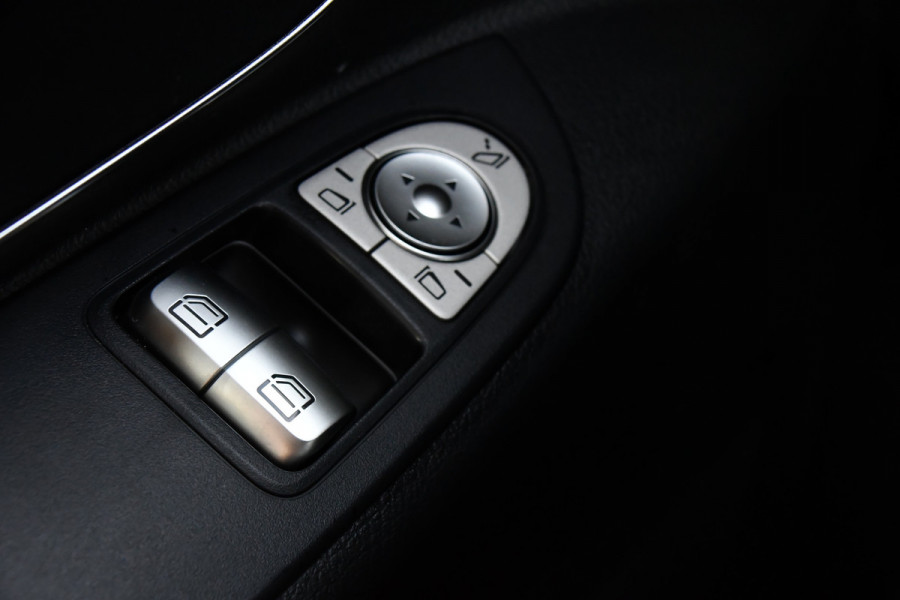 Mercedes-Benz Vito 119 CDI L2 AMG Edition Adaptieve Cruise, Camera, Carplay, LED, Stoelverwarming, Leder, Trekhaak, Multimedia, Uniek!
