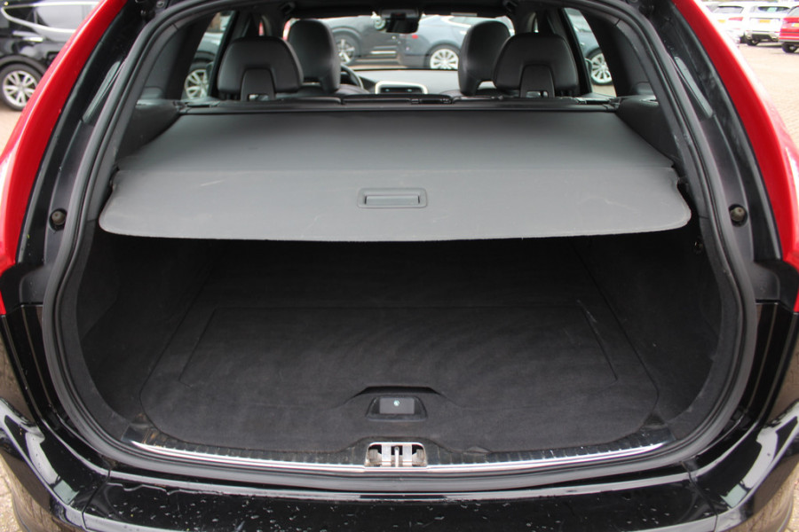 Volvo XC60 2.4 D4 Polar+ / Trekhaak / Panoramadak / Camera / Standverwarming / Leder&Alcantara / 18'' / Keyless / Navigatie / Stuur+Stoelverwarming / Blis / DAB / ACC