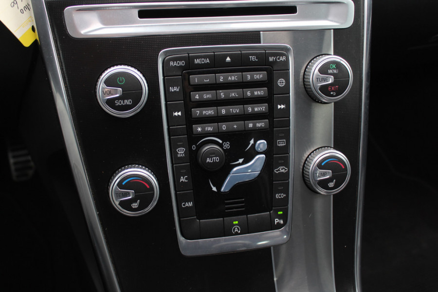 Volvo XC60 2.4 D4 Polar+ / Trekhaak / Panoramadak / Camera / Standverwarming / Leder&Alcantara / 18'' / Keyless / Navigatie / Stuur+Stoelverwarming / Blis / DAB / ACC