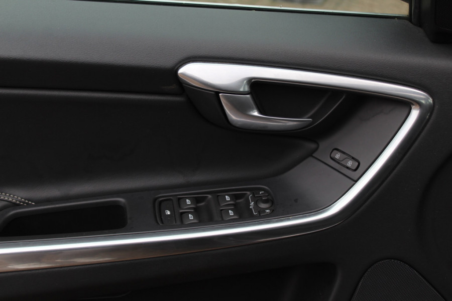 Volvo XC60 2.4 D4 Polar+ / Trekhaak / Panoramadak / Camera / Standverwarming / Leder&Alcantara / 18'' / Keyless / Navigatie / Stuur+Stoelverwarming / Blis / DAB / ACC