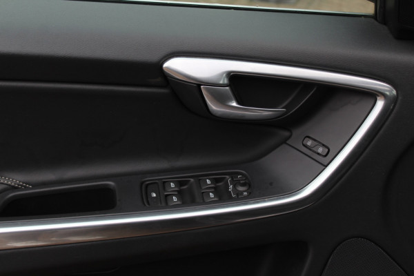 Volvo XC60 2.4 D4 Polar+ / Trekhaak / Panoramadak / Camera / Standverwarming / Leder&Alcantara / 18'' / Keyless / Navigatie / Stuur+Stoelverwarming / Blis / DAB / ACC