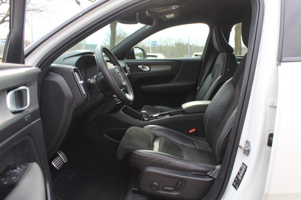 Volvo XC40 2.0 T4 R-Design / Trekhaak / Panoramadak / Camera / Harman Kardon / Leder&Alcantara / 19'' / Bliss / CarPlay / Stoelverwarming / DAB / ACC