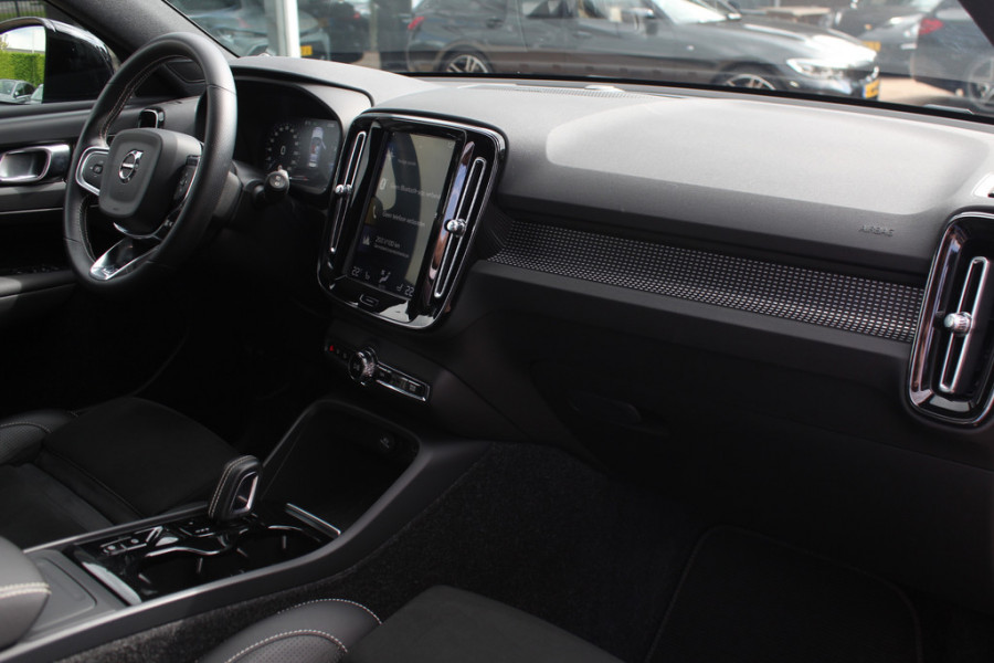 Volvo XC40 2.0 T4 R-Design / Trekhaak / Panoramadak / Camera / Harman Kardon / Leder&Alcantara / 19'' / Bliss / CarPlay / Stoelverwarming / DAB / ACC