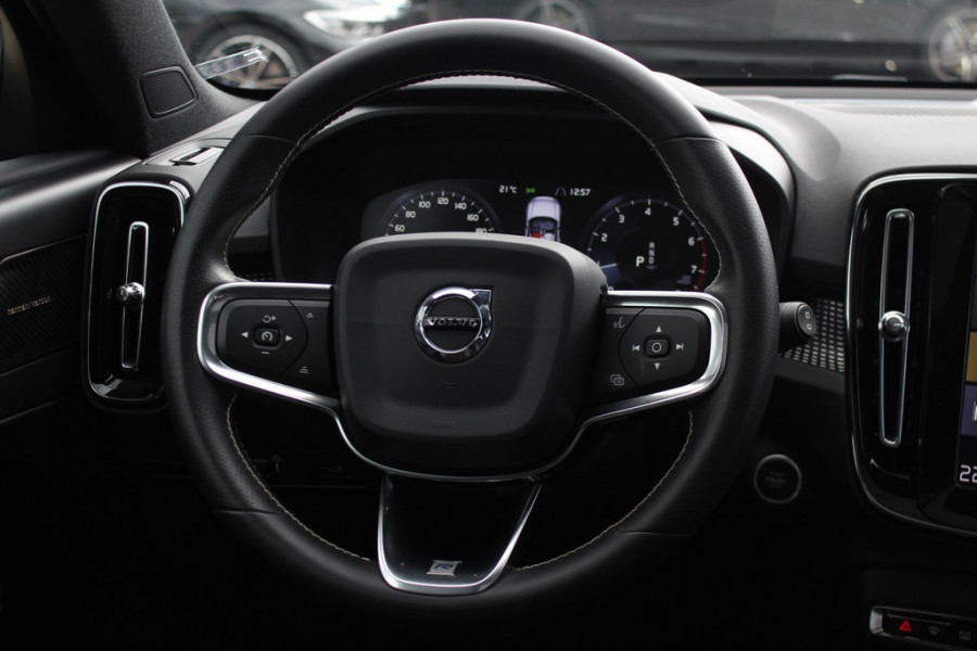 Volvo XC40 2.0 T4 R-Design / Trekhaak / Panoramadak / Camera / Harman Kardon / Leder&Alcantara / 19'' / Bliss / CarPlay / Stoelverwarming / DAB / ACC