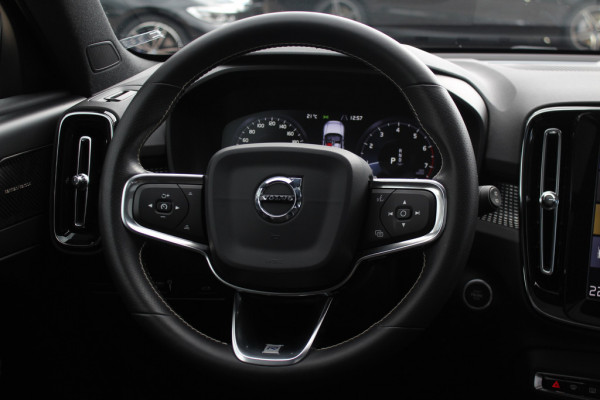 Volvo XC40 2.0 T4 R-Design / Trekhaak / Panoramadak / Camera / Harman Kardon / Leder&Alcantara / 19'' / Bliss / CarPlay / Stoelverwarming / DAB / ACC