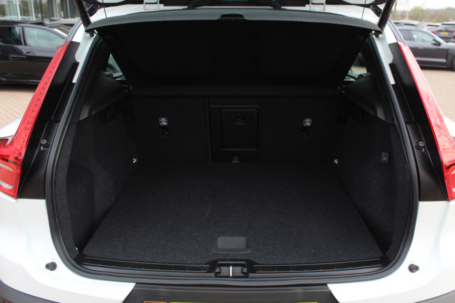 Volvo XC40 2.0 T4 R-Design / Trekhaak / Panoramadak / Camera / Harman Kardon / Leder&Alcantara / 19'' / Bliss / CarPlay / Stoelverwarming / DAB / ACC