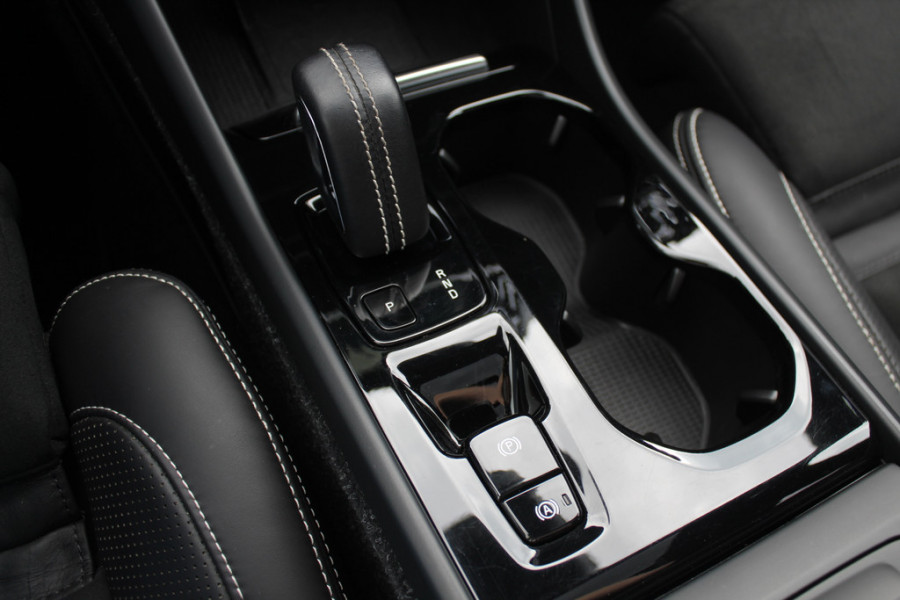 Volvo XC40 2.0 T4 R-Design / Trekhaak / Panoramadak / Camera / Harman Kardon / Leder&Alcantara / 19'' / Bliss / CarPlay / Stoelverwarming / DAB / ACC