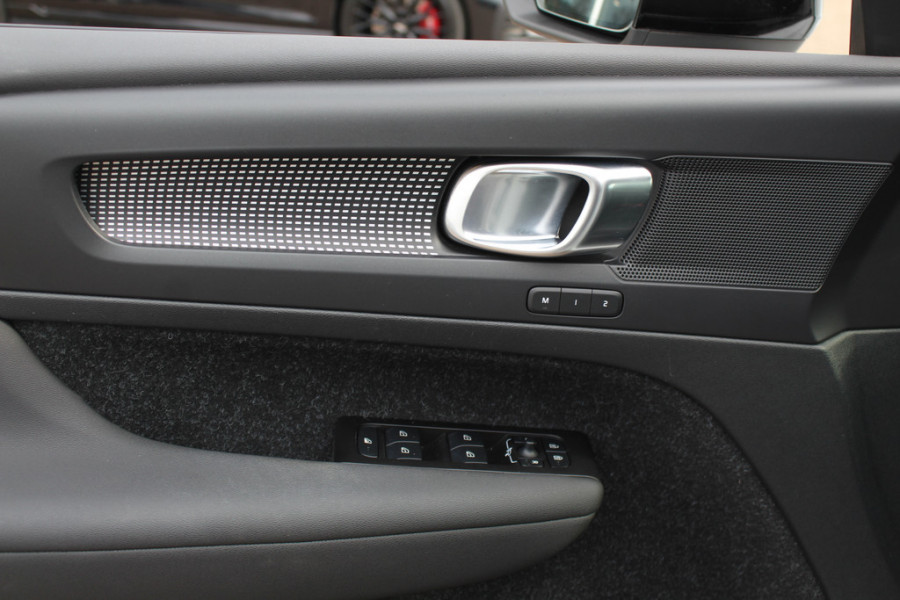 Volvo XC40 2.0 T4 R-Design / Trekhaak / Panoramadak / Camera / Harman Kardon / Leder&Alcantara / 19'' / Bliss / CarPlay / Stoelverwarming / DAB / ACC