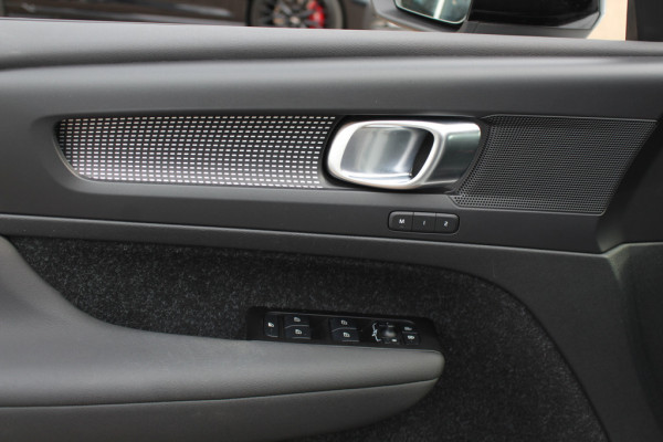 Volvo XC40 2.0 T4 R-Design / Trekhaak / Panoramadak / Camera / Harman Kardon / Leder&Alcantara / 19'' / Bliss / CarPlay / Stoelverwarming / DAB / ACC
