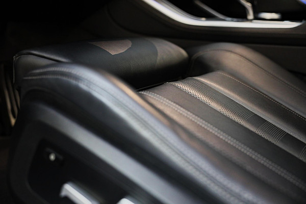 BMW X5 XDrive45e M Sportpakket / Acc / Head Up / HK / Lane Assist / Dode Hoek / Leder / Open Pano / Luchtvering / Laser / 22