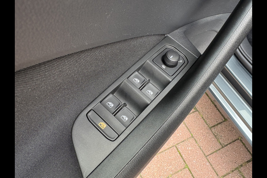 Škoda SCALA 1.0 TSi Sport Business CLIMA/CRUISE/CARPLAY/DAB/PDC/18INCH/TREKHAAK