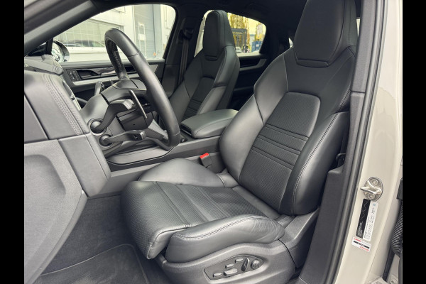 Porsche Cayenne Coupé 3.0 E-Hybrid / Fabrieksgarantie / Matrix Koplampen / 4 Wielbesturing / Chrono Pakket / Leder / Adaptieve Cruise Control / 21 Inch / Trekhaak / Bose / Stoelverwarming voor+achter / Panoramadak / Luchtvering