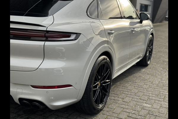 Porsche Cayenne Coupé 3.0 E-Hybrid / Fabrieksgarantie / Matrix Koplampen / 4 Wielbesturing / Chrono Pakket / Leder / Adaptieve Cruise Control / 21 Inch / Trekhaak / Bose / Stoelverwarming voor+achter / Panoramadak / Luchtvering