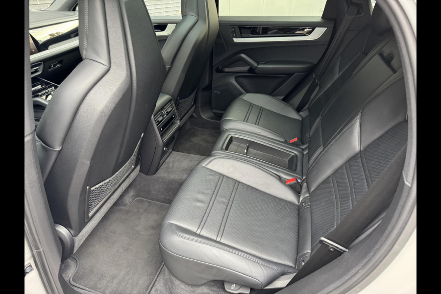 Porsche Cayenne Coupé 3.0 E-Hybrid / Fabrieksgarantie / Matrix Koplampen / 4 Wielbesturing / Chrono Pakket / Leder / Adaptieve Cruise Control / 21 Inch / Trekhaak / Bose / Stoelverwarming voor+achter / Panoramadak / Luchtvering