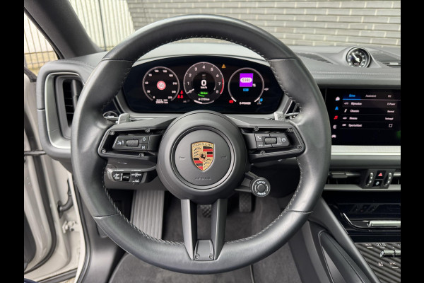 Porsche Cayenne Coupé 3.0 E-Hybrid / Fabrieksgarantie / Matrix Koplampen / 4 Wielbesturing / Chrono Pakket / Leder / Adaptieve Cruise Control / 21 Inch / Trekhaak / Bose / Stoelverwarming voor+achter / Panoramadak / Luchtvering