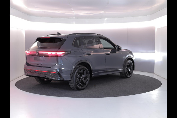 Volkswagen Tiguan 1.5 eHybrid R-Line Edition 272 pk Automaat (DSG) | Verlengde garantie | Navigatie | Parkeersensoren (Park assist) | Rondomzicht camera | Stoelverwarming v/a | Black Style pakket | R-Line |